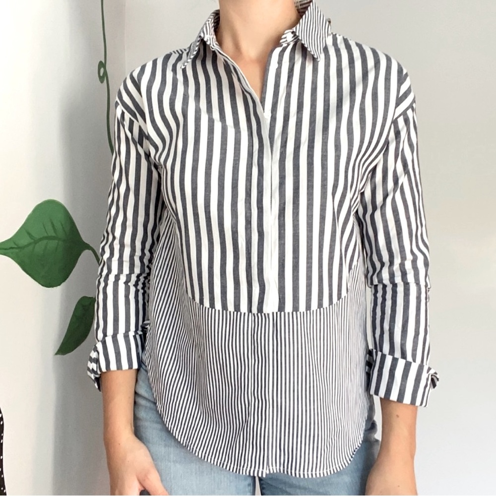 BLEUH CIEL STRIPED BLUE AND WHITE BUTTONS DOWN THREE QUARTERS SLEEVES SIZE SMALL
